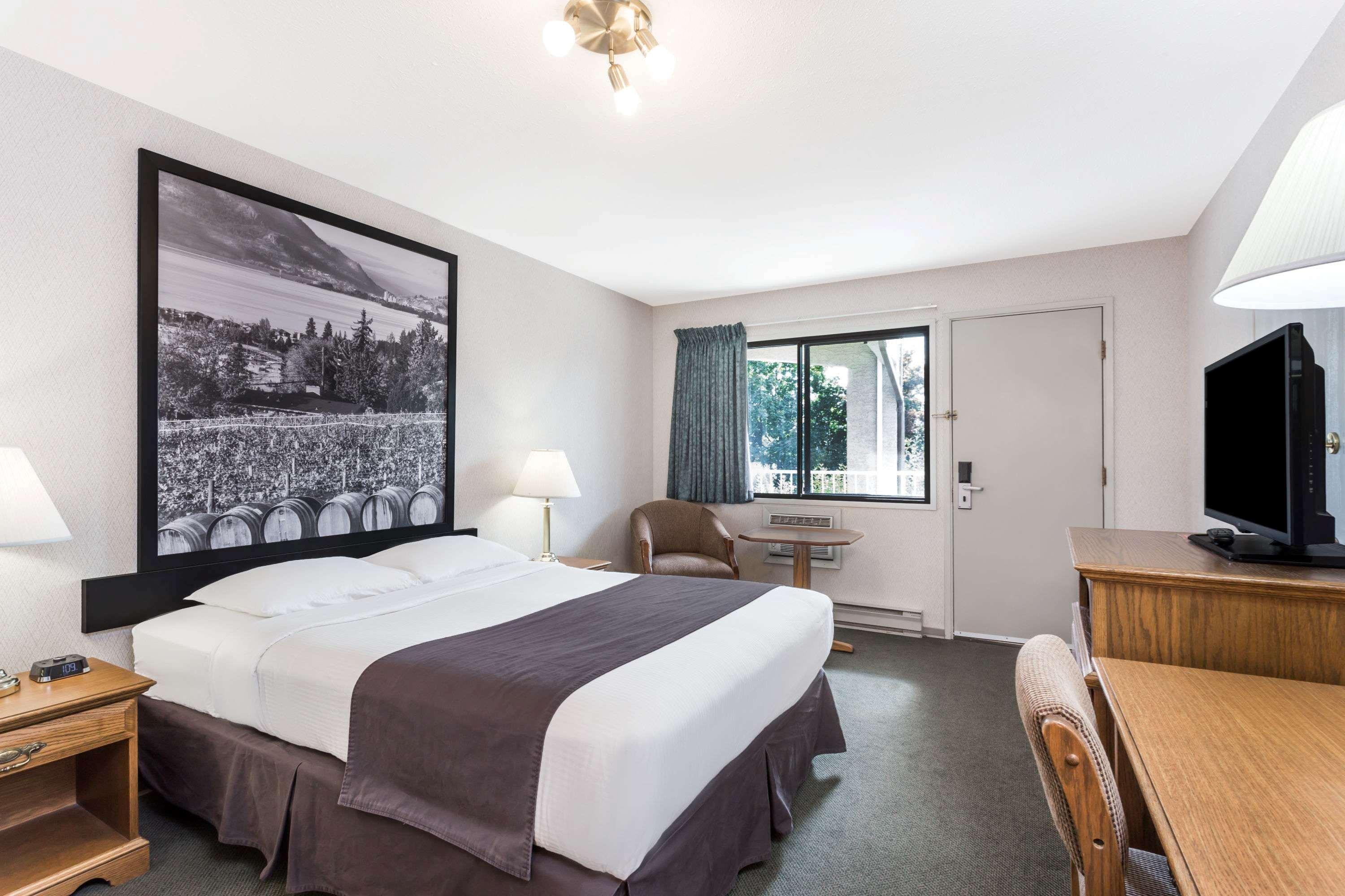 Super 8 By Wyndham Kelowna Bc Extérieur photo