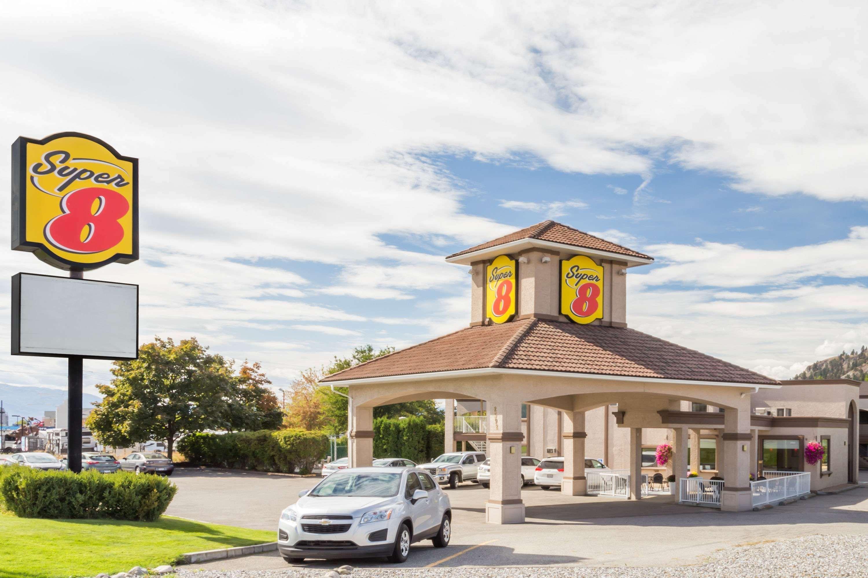 Super 8 By Wyndham Kelowna Bc Extérieur photo