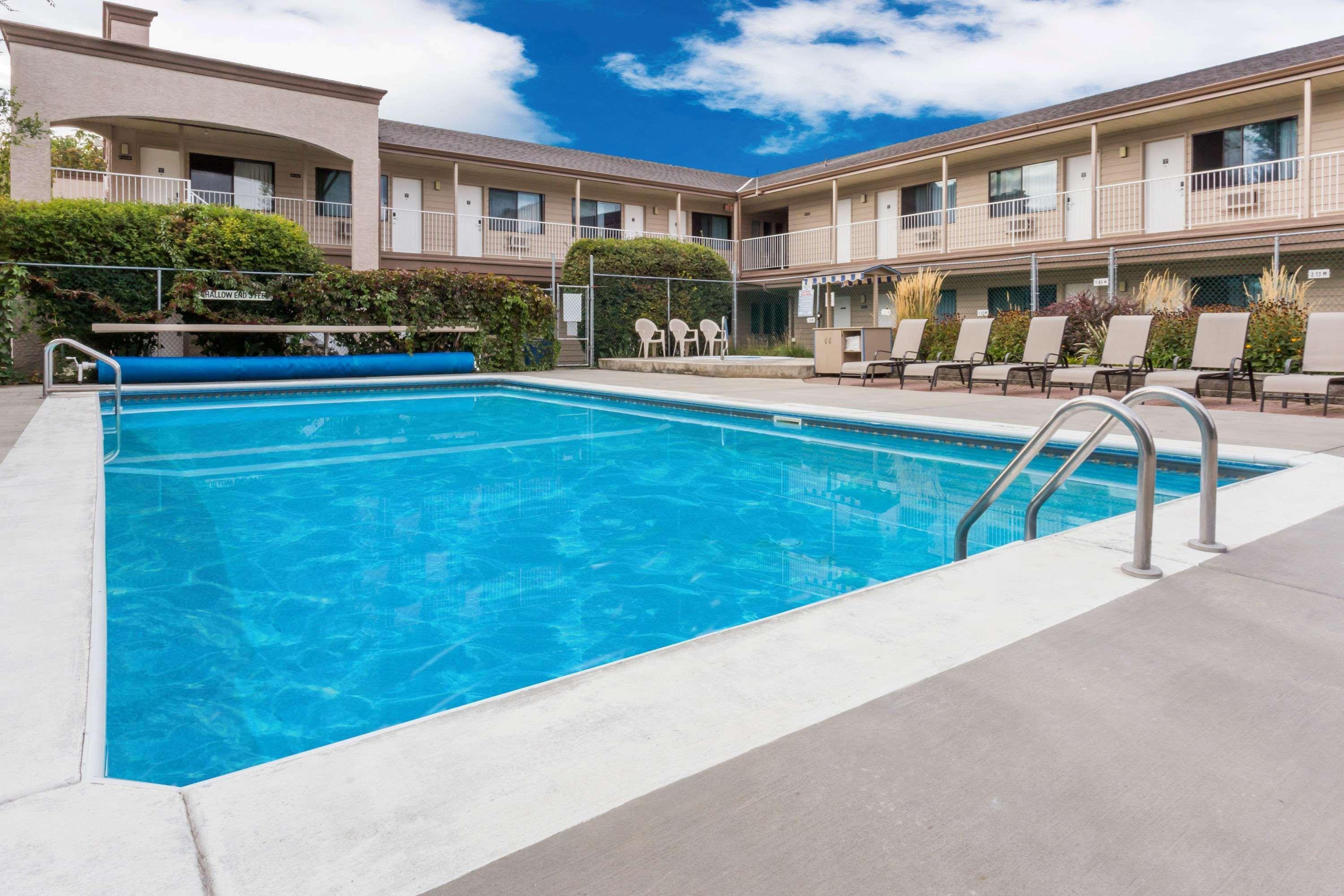 Super 8 By Wyndham Kelowna Bc Extérieur photo