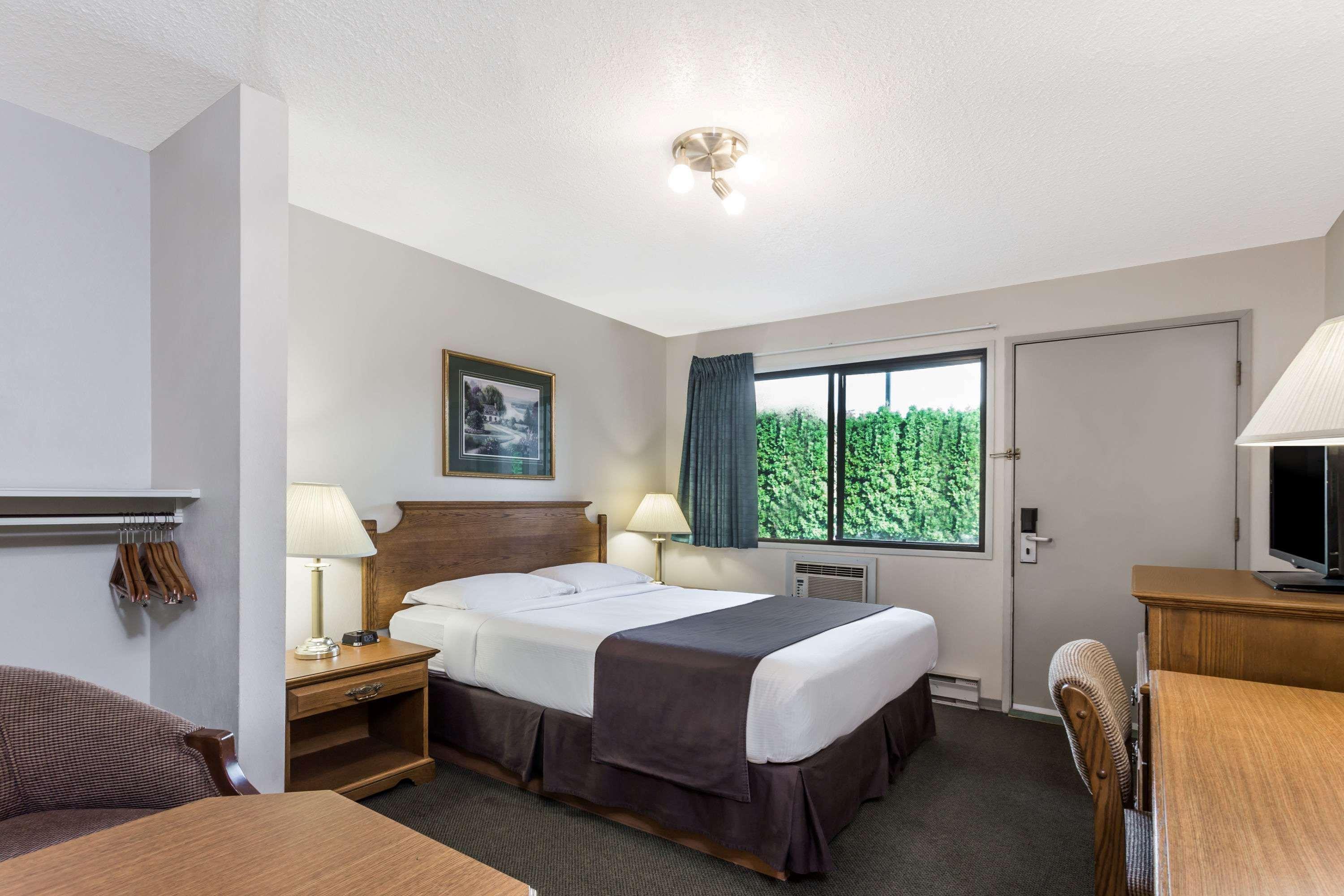 Super 8 By Wyndham Kelowna Bc Extérieur photo