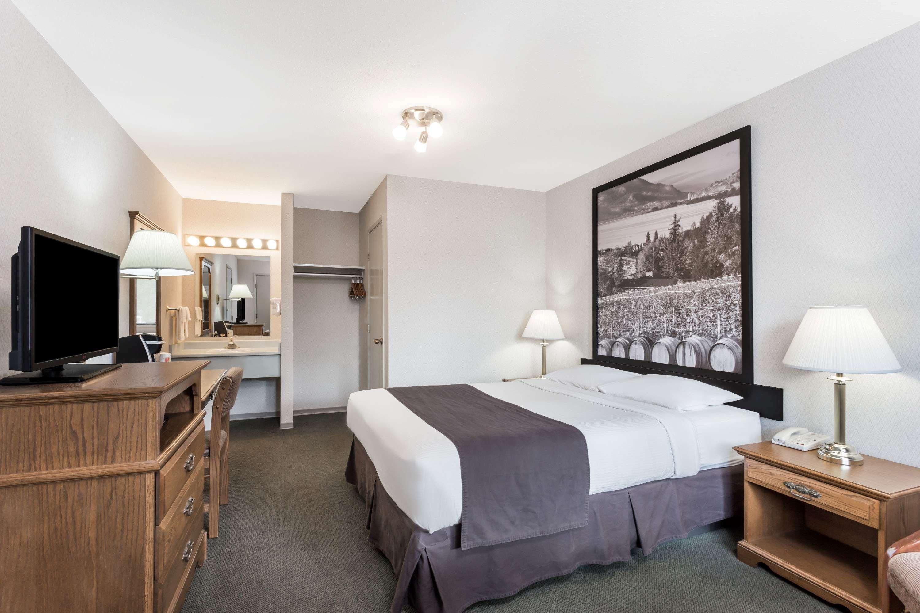 Super 8 By Wyndham Kelowna Bc Extérieur photo