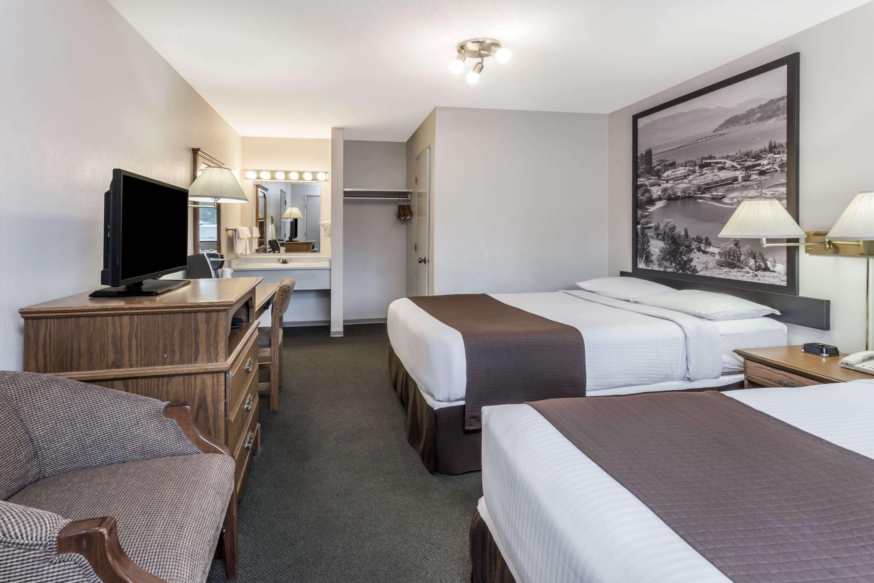 Super 8 By Wyndham Kelowna Bc Extérieur photo