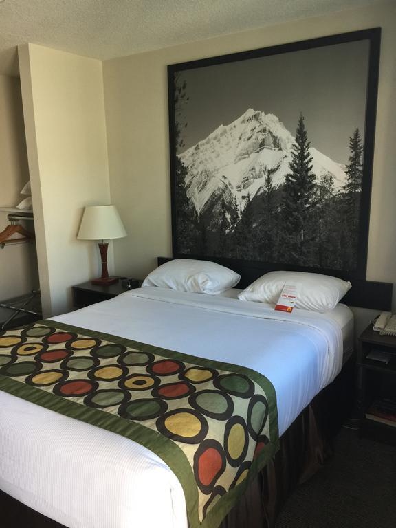 Super 8 By Wyndham Kelowna Bc Extérieur photo