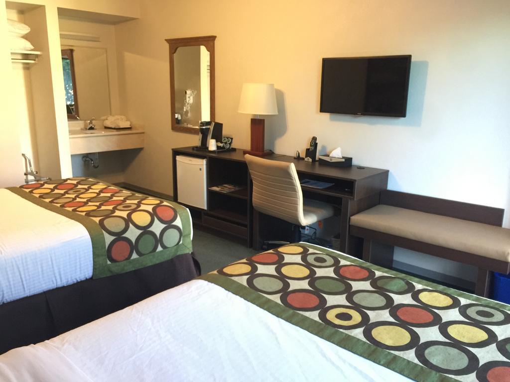 Super 8 By Wyndham Kelowna Bc Extérieur photo