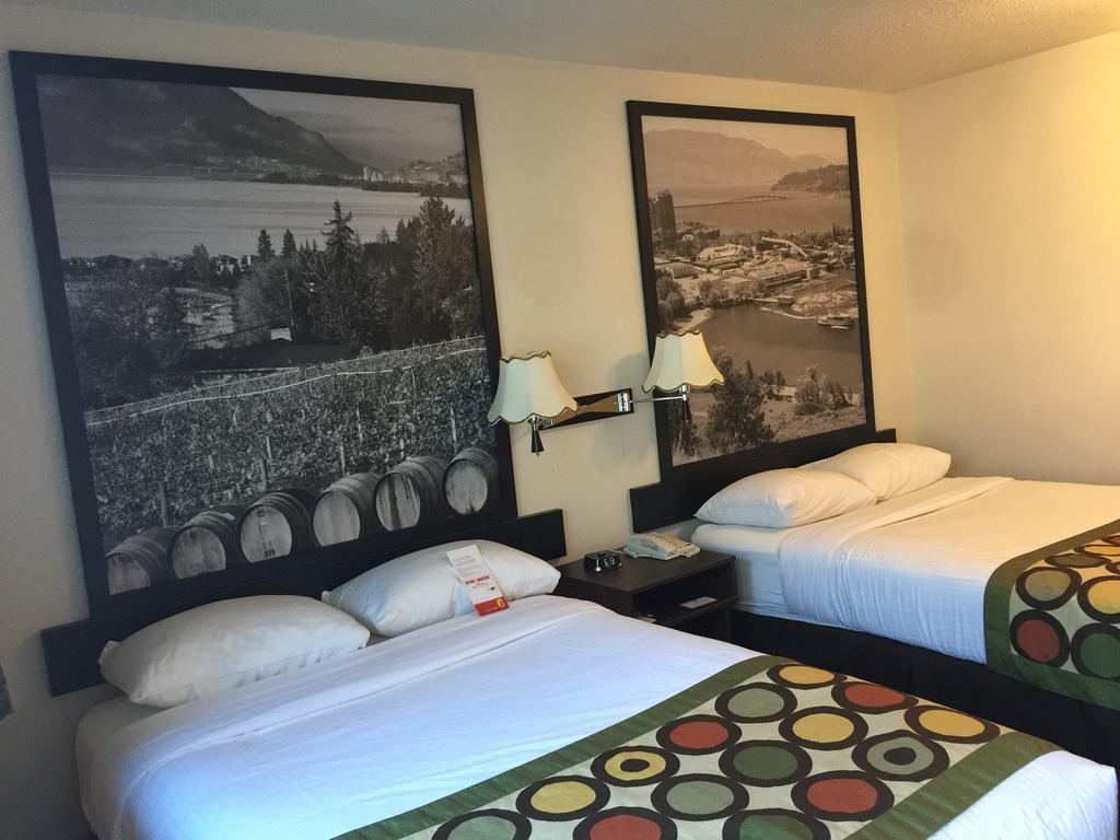 Super 8 By Wyndham Kelowna Bc Extérieur photo