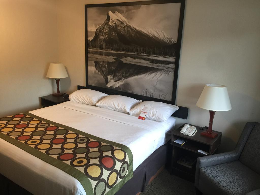 Super 8 By Wyndham Kelowna Bc Extérieur photo