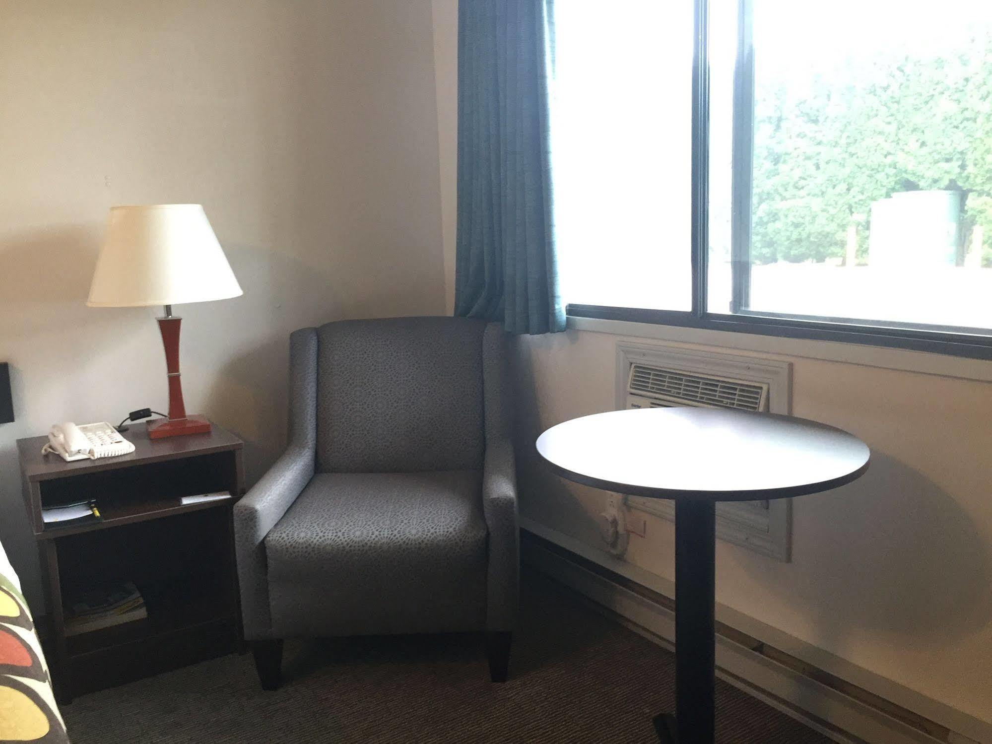 Super 8 By Wyndham Kelowna Bc Extérieur photo