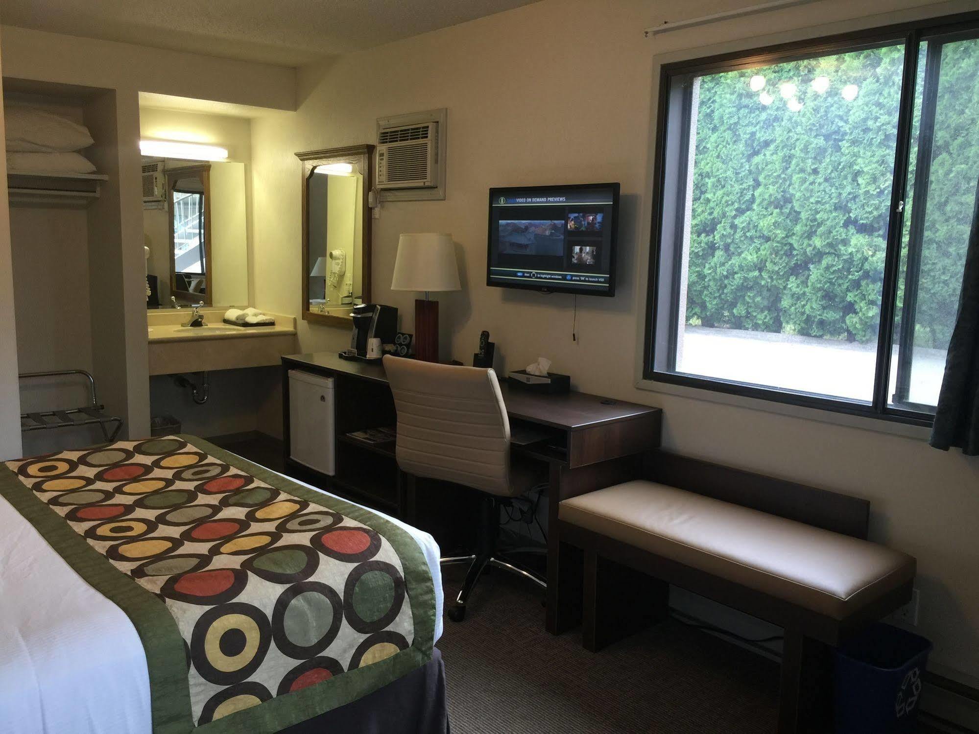 Super 8 By Wyndham Kelowna Bc Extérieur photo