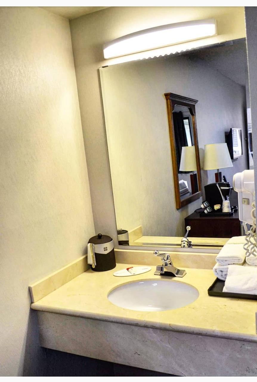 Super 8 By Wyndham Kelowna Bc Extérieur photo