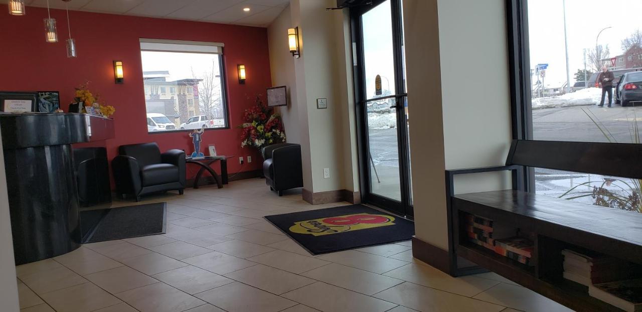 Super 8 By Wyndham Kelowna Bc Extérieur photo