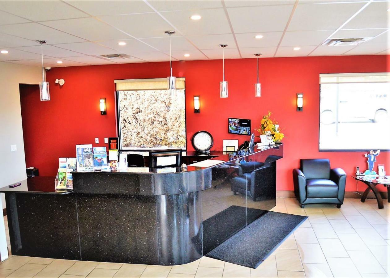 Super 8 By Wyndham Kelowna Bc Extérieur photo